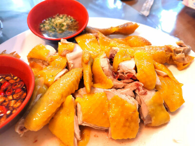 #美食##昆明##客家菜# 这家开了30年的街边小店，环境一般，就是很大众化的那种，客人以周边的居民为主，很接地气，23元一份的叉烧饭、18元一份的干炒牛河份量十足。
他们家的正餐，则以客家菜为主，我最喜欢他们家的…