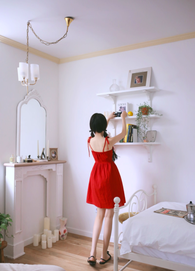  两人同时神色一凛，林知酒低声：“我们过去看看吧。”
她先一步走开，陈羁凝眸望着那道背影，从回廊的台阶下去时，红色裙摆荡起来一个弧度，像只振翅蝴蝶。
三年前，他在林知酒身上，体会到了人生二十几…