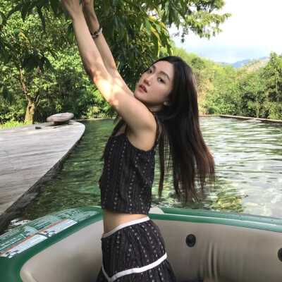 ，