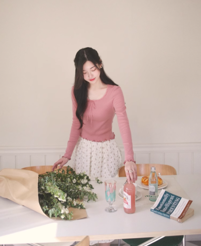 “美女，我朋友都在那儿看着呢，我可是鼓足勇气才过来的，给个面子行不行？”
林知酒刚想脱口而出一个“滚”，却有人抢先一步，伸长了手臂从桌上端起那杯酒。
陈羁拉住她的手腕，把她往自己身后扯了扯，而…