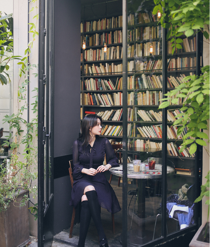 林知酒歪着脑袋，又挪着屁股凑过来点，裙子的边就贴上了陈羁的腿。
这条裙子的料子很软，裙摆的薄纱层叠错落，在这种变来变去的灯光下，甚至还泛着五彩斑斓的黑。
陈羁不动声色地往另一边挪了几公分。
林知酒一手撑着下巴，咽了小半口酒。
“那为什么他们都说你前脚走，我后脚就跟着出国，说的像是我被你伤了心，出国去疗伤似的。”
