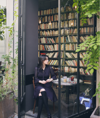 林知酒歪着脑袋，又挪着屁股凑过来点，裙子的边就贴上了陈羁的腿。
这条裙子的料子很软，裙摆的薄纱层叠错落，在这种变来变去的灯光下，甚至还泛着五彩斑斓的黑。
陈羁不动声色地往另一边挪了几公分。
…