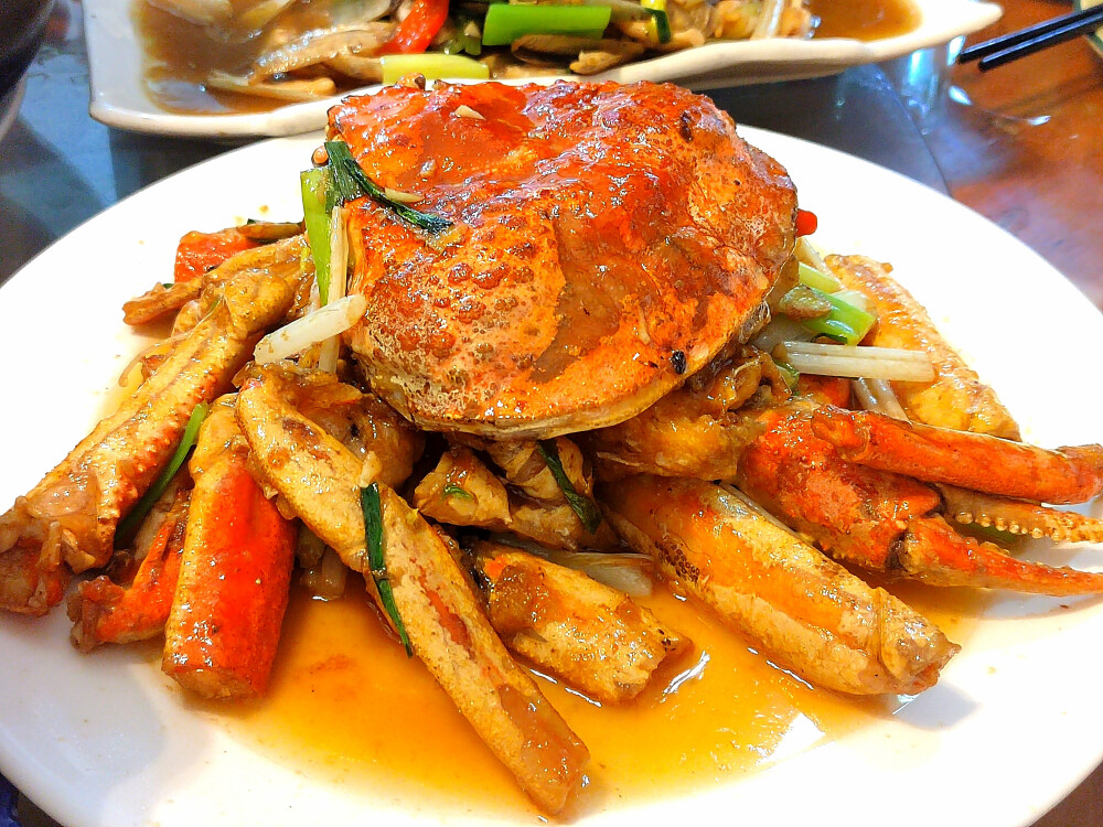 #美食##昆明##客家菜# 这家开了30年的街边小店，环境一般，就是很大众化的那种，客人以周边的居民为主，很接地气，23元一份的叉烧饭、18元一份的干炒牛河份量十足。
他们家的正餐，则以客家菜为主，我最喜欢他们家的客家酿三煲，把猪肉酿进豆腐、茄子、苦瓜里，味道浓郁、很花功夫；
红烧甲鱼则是味道浓郁、微带辣味，很符合昆明本地口味。 