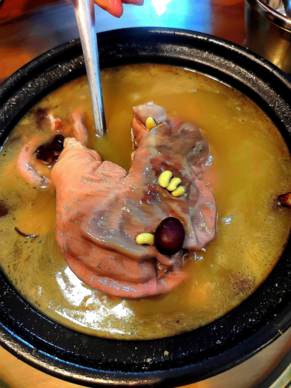 #美食##昆明##客家菜# 这家开了30年的街边小店，环境一般，就是很大众化的那种，客人以周边的居民为主，很接地气，23元一份的叉烧饭、18元一份的干炒牛河份量十足。
他们家的正餐，则以客家菜为主，我最喜欢他们家的客家酿三煲，把猪肉酿进豆腐、茄子、苦瓜里，味道浓郁、很花功夫；
红烧甲鱼则是味道浓郁、微带辣味，很符合昆明本地口味。 