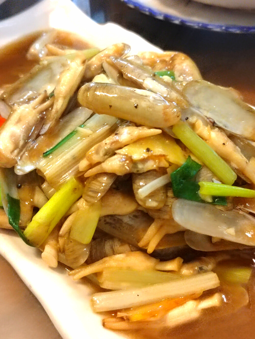 #美食##昆明##客家菜# 这家开了30年的街边小店，环境一般，就是很大众化的那种，客人以周边的居民为主，很接地气，23元一份的叉烧饭、18元一份的干炒牛河份量十足。
他们家的正餐，则以客家菜为主，我最喜欢他们家的客家酿三煲，把猪肉酿进豆腐、茄子、苦瓜里，味道浓郁、很花功夫；
红烧甲鱼则是味道浓郁、微带辣味，很符合昆明本地口味。 