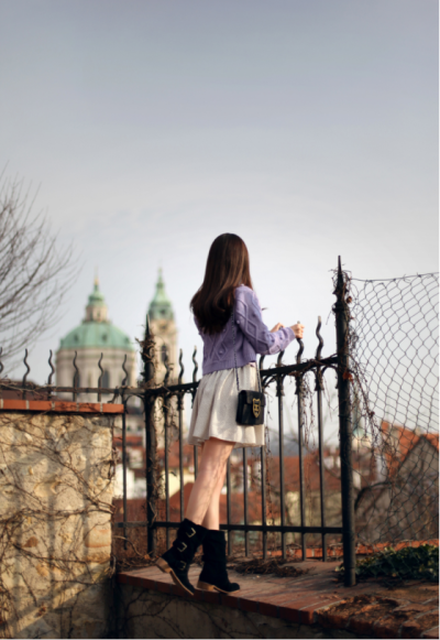 林知酒身上穿了件毛衣，底下搭了条百褶短格裙，扎着马尾出现在陈羁家门前。
来开门的是陈家的阿姨。
“晓玲阿姨。”林知酒眨眨眼：“好久不见呀。”
阿姨愣了愣，看了好几秒才反应过来：“小酒回来了…