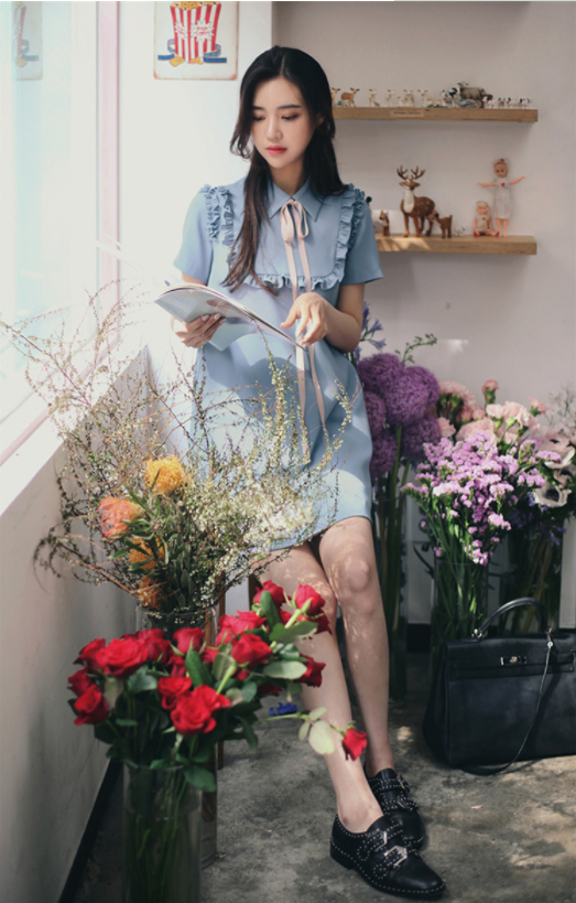 那时候能够忍辱负重给林知酒打辅助的人，只坚持下来了陈羁一个。所以林知酒就养成了盯着陈羁一个人“摧残”的习惯。林知酒伸出去的手还没挨到这人的肩，就被捏住了手腕，拉开一段距离之后，那手也跟着撤去。她也没当回事，又换了一只手，踮脚去勾陈羁脖子。她今天穿的平底帆布鞋，一点儿外界助力都没有，也没有和以前那样突然袭击时可以助跑，所以此时坐起来就有些难度。而这过程中陈羁腰背挺直，弯都没弯一下。
林知酒不满意地蹙眉：“你就不能迁就一下我？”
陈羁又扯开她那只手，声音很冷淡：“别动手动脚的。”
“啧。”林知酒评价：“事儿真多。”