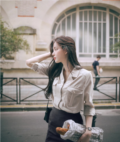 出了门才发现，自己停车的地方，不知道什么时候围了一圈人。
她走上前，绕进人群，才发现原因。
林知酒那辆废了好大劲才停好的曜影，被一辆保时捷给蹭了。
车尾灯都撞坏了。
林知酒也没想到，有…