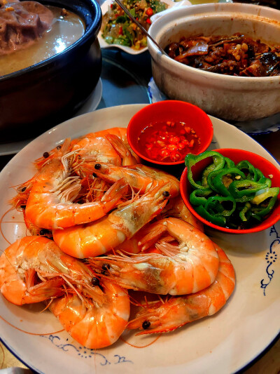 #美食##昆明##客家菜# 这家开了30年的街边小店，环境一般，就是很大众化的那种，客人以周边的居民为主，很接地气，23元一份的叉烧饭、18元一份的干炒牛河份量十足。
他们家的正餐，则以客家菜为主，我最喜欢他们家的…