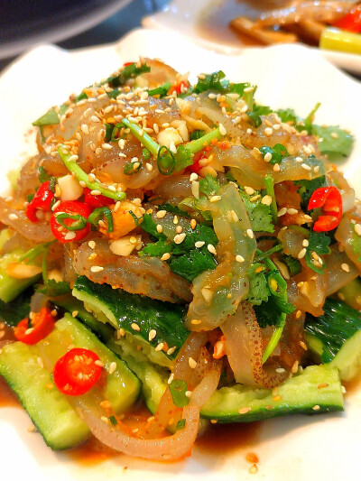 #美食##昆明##客家菜# 这家开了30年的街边小店，环境一般，就是很大众化的那种，客人以周边的居民为主，很接地气，23元一份的叉烧饭、18元一份的干炒牛河份量十足。
他们家的正餐，则以客家菜为主，我最喜欢他们家的…