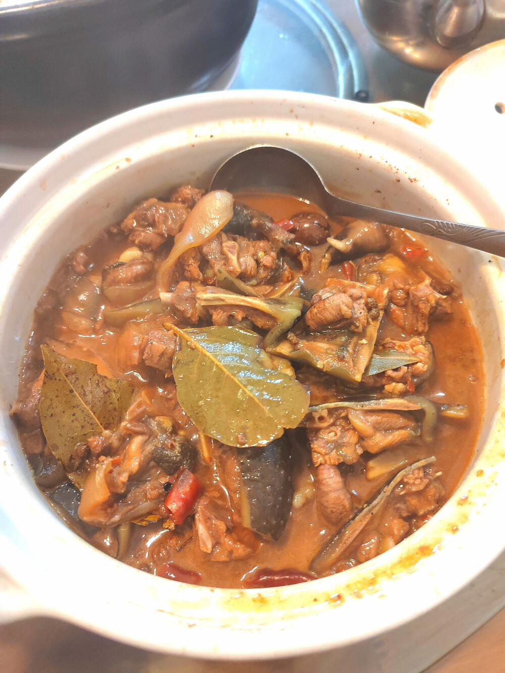 #美食##昆明##客家菜# 这家开了30年的街边小店，环境一般，就是很大众化的那种，客人以周边的居民为主，很接地气，23元一份的叉烧饭、18元一份的干炒牛河份量十足。
他们家的正餐，则以客家菜为主，我最喜欢他们家的客家酿三煲，把猪肉酿进豆腐、茄子、苦瓜里，味道浓郁、很花功夫；
红烧甲鱼则是味道浓郁、微带辣味，很符合昆明本地口味。 