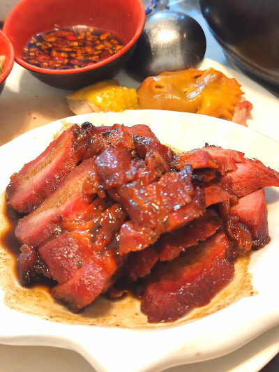 #美食##昆明##客家菜# 这家开了30年的街边小店，环境一般，就是很大众化的那种，客人以周边的居民为主，很接地气，23元一份的叉烧饭、18元一份的干炒牛河份量十足。
他们家的正餐，则以客家菜为主，我最喜欢他们家的…