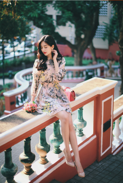 面积不算太大，上下两层。一楼多是摆放的香精原料和各种仪器工具，二楼才算是一个真正给林知酒用来调香的地方。
从旋转楼梯上去，林知酒看见一片不小的工作台，还没有摆放任何东西。靠近窗户边还有一道小门，林…