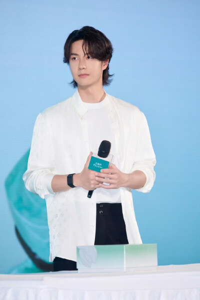 #王一博[超话]# · #百雀羚品牌代言人王一博#
玉礼东方，美向新生。
百雀羚品牌代言人@UNIQ-王一博 今日亮相百雀羚「玉礼东方」品牌新品见面会，感受传统温润的东方美学与现代科技的交融，一起见证肌肤好状态！
#百…
