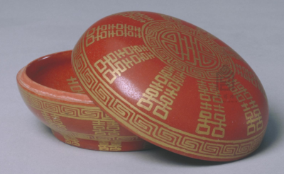清同治 “燕喜同和” 款矾红地描金“囍”字圆盒
北京故宫博物院藏

