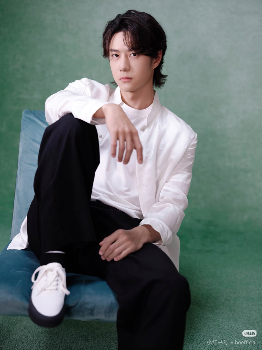 250808 @YIBO-OFFICIAL 小红书更新：
​​​王一博，看镜头了
祝大家周五愉快！！
#王一博百雀羚品牌代言人#