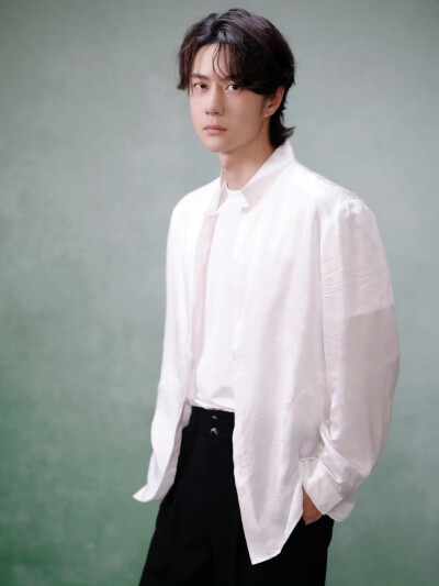 #王一博[超话]#
素衣翩翩，心游万仞，在盎然绿意中撷一片清爽。[微风]@UNIQ-王一博 ​​​