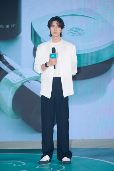 #王一博[超话]# · #百雀羚品牌代言人王一博#
玉礼东方，美向新生。
百雀羚品牌代言人@UNIQ-王一博 今日亮相百雀羚「玉礼东方」品牌新品见面会，感受传统温润的东方美学与现代科技的交融，一起见证肌肤好状态！
#百…