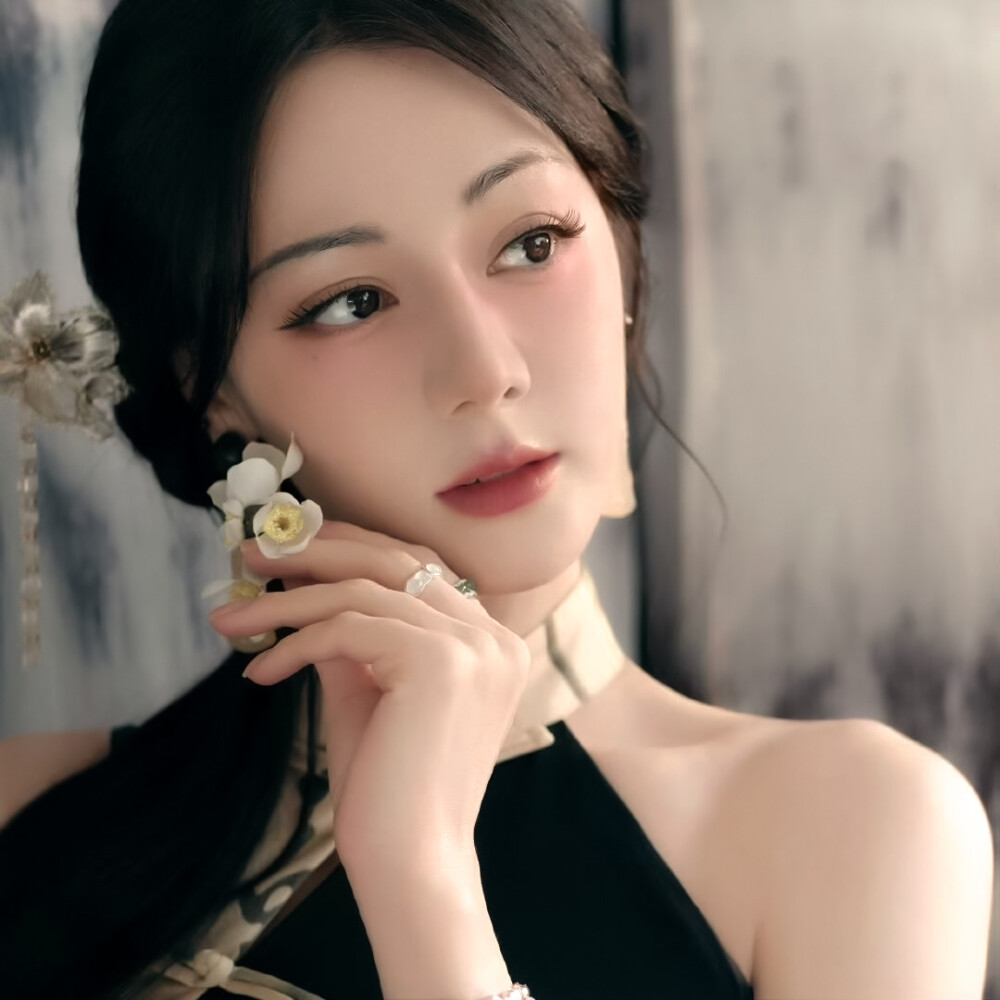 力拔山兮气盖世，时不利兮骓不逝。
骓不逝兮可奈何，虞兮虞兮奈若何！