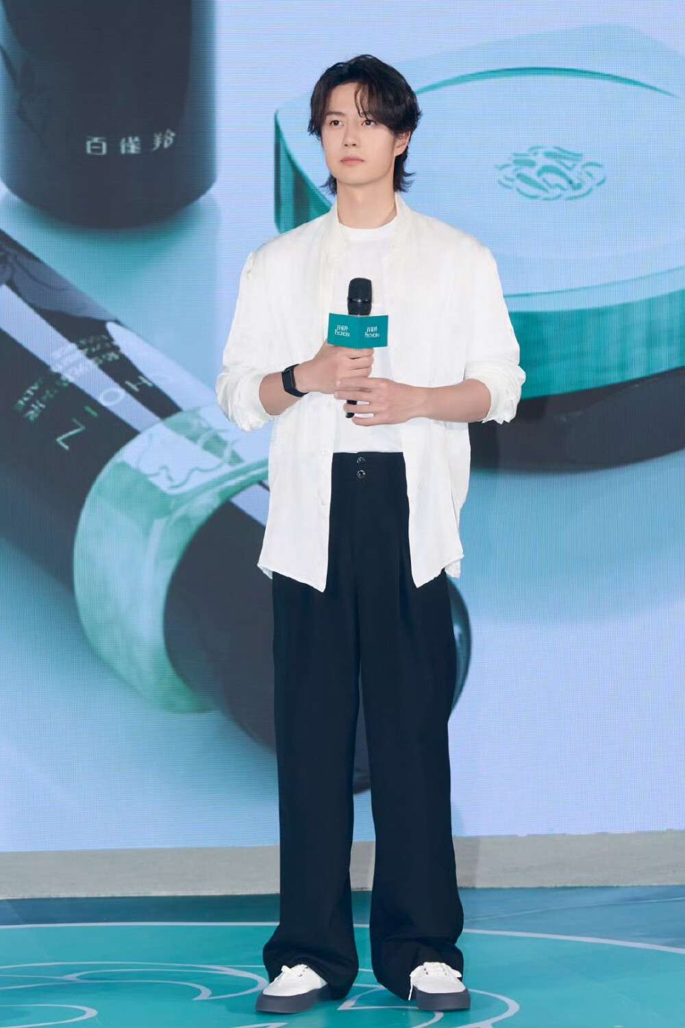 #王一博[超话]# · #百雀羚品牌代言人王一博#
玉礼东方，美向新生。
百雀羚品牌代言人@UNIQ-王一博 今日亮相百雀羚「玉礼东方」品牌新品见面会，感受传统温润的东方美学与现代科技的交融，一起见证肌肤好状态！
#百雀羚灵玉系列##百雀羚东方礼# ​​​