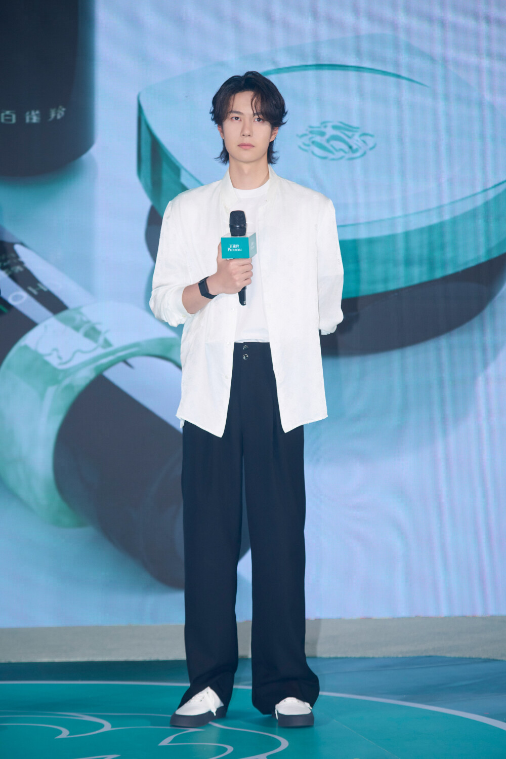 YIBO-OFFICIAL：
#百雀羚品牌代言人王一博#
玉礼东方，美向新生。
百雀羚品牌代言人@UNIQ-王一博 今日亮相百雀羚「玉礼东方」品牌新品见面会，感受传统温润的东方美学与现代科技的交融，一起见证肌肤好状态！
#百雀羚灵玉系列# #百雀羚东方礼# ​​​