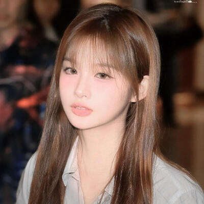 维多利亚港的雾气爬上我的睫毛，整个城市像泡在咸涩的泪水里。