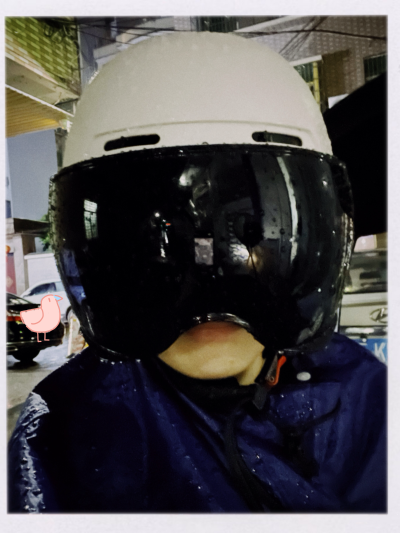 雨夜，头盔忘记换片了，摸黑回来嘿嘿