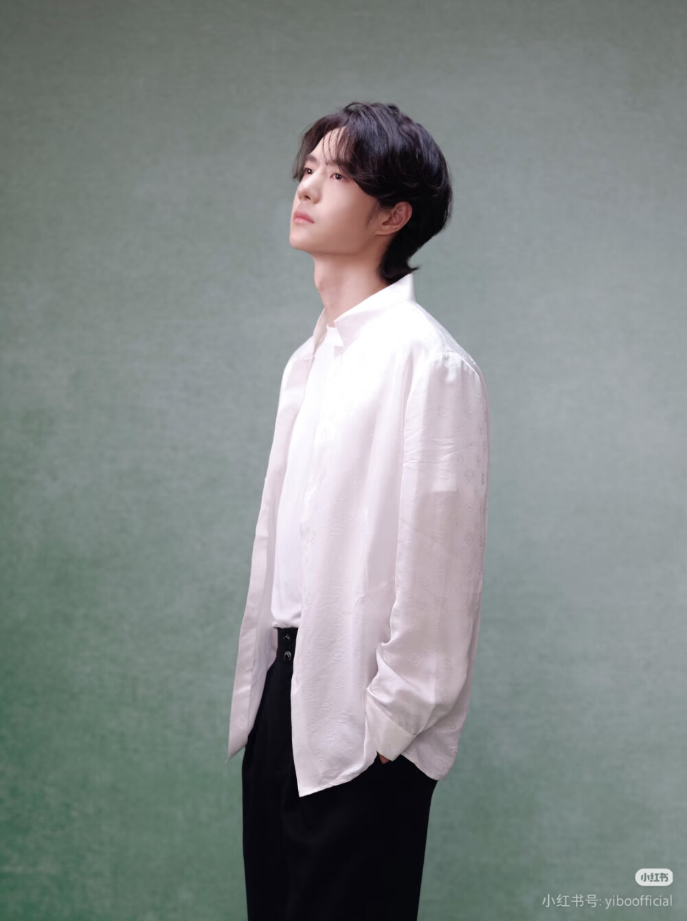 250808 @YIBO-OFFICIAL 小红书更新：
​​​王一博，看镜头了
祝大家周五愉快！！
#王一博百雀羚品牌代言人#