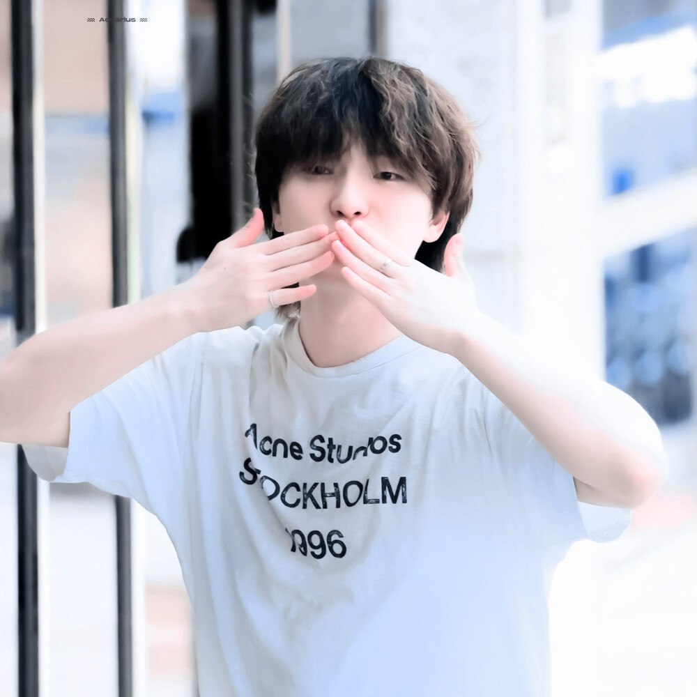 太阳拉开帷幕登场，晒的水波暖洋洋，天空烘烤着蓬松柔软的云朵蛋糕，涂上一层蔚蓝色彩