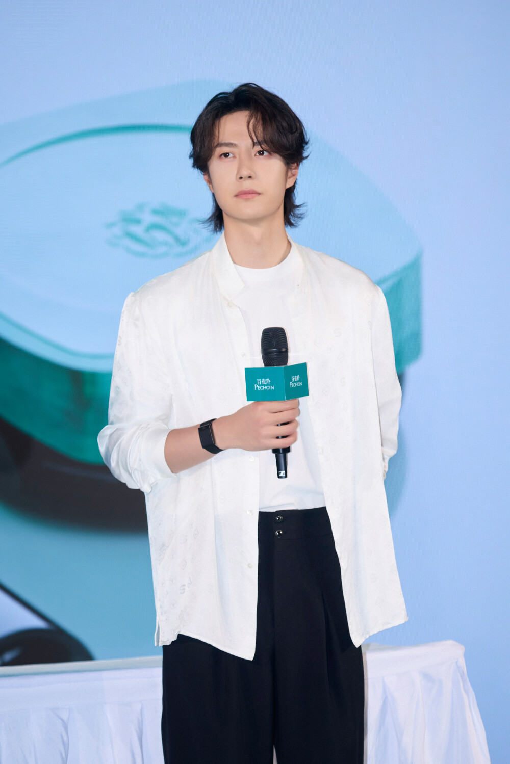 YIBO-OFFICIAL：
#百雀羚品牌代言人王一博#
玉礼东方，美向新生。
百雀羚品牌代言人@UNIQ-王一博 今日亮相百雀羚「玉礼东方」品牌新品见面会，感受传统温润的东方美学与现代科技的交融，一起见证肌肤好状态！
#百雀羚灵玉系列# #百雀羚东方礼# ​​​