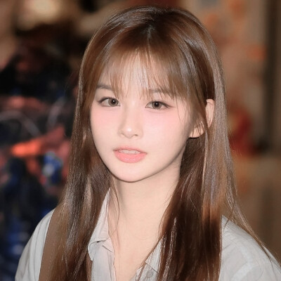 维多利亚港的雾气爬上我的睫毛，整个城市像泡在咸涩的泪水里。