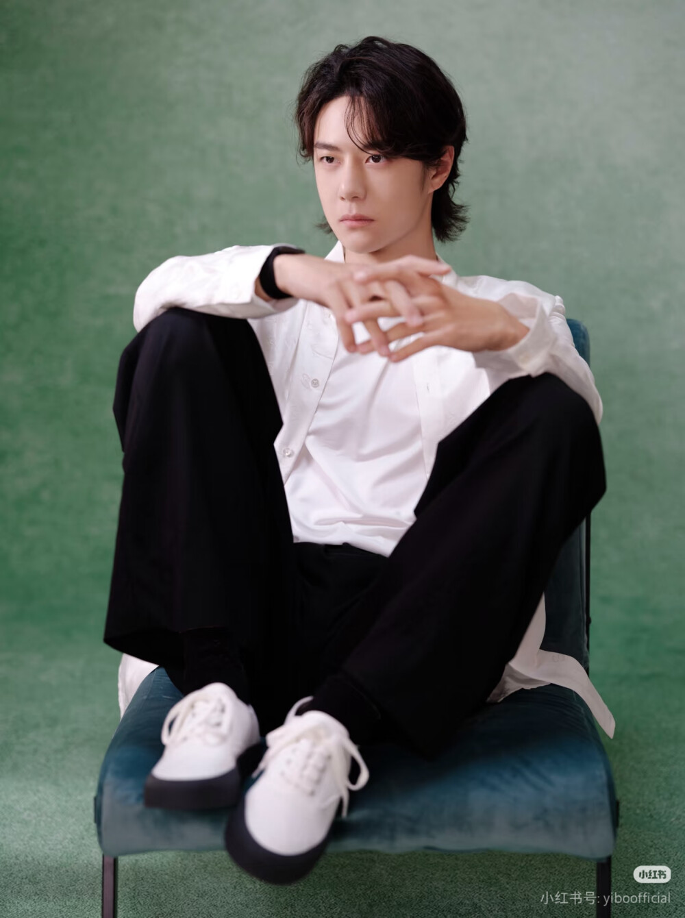 250808 @YIBO-OFFICIAL 小红书更新：
​​​王一博，看镜头了
祝大家周五愉快！！
#王一博百雀羚品牌代言人#