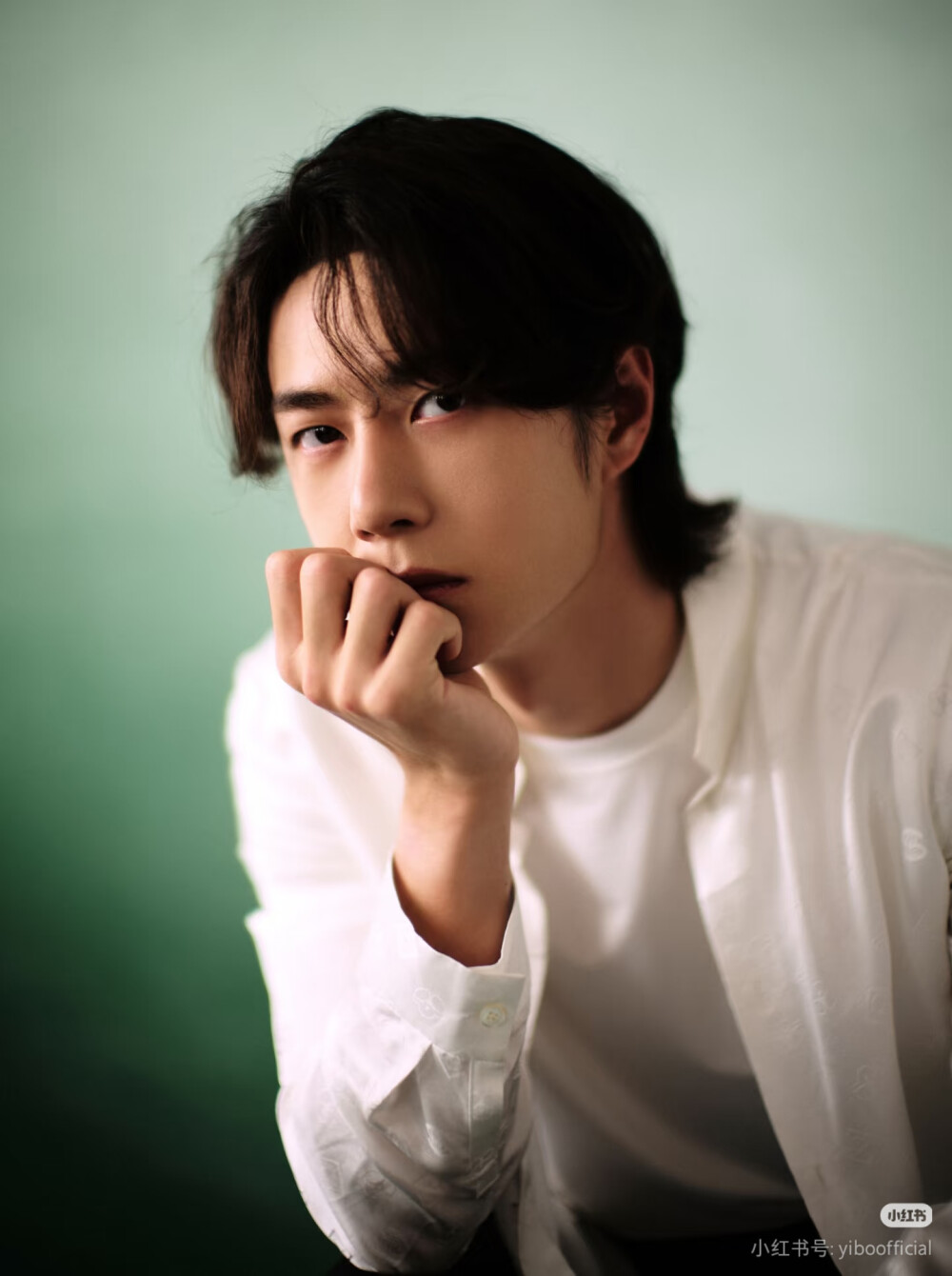 250808 @YIBO-OFFICIAL 小红书更新：
​​​王一博，看镜头了
祝大家周五愉快！！
#王一博百雀羚品牌代言人#
