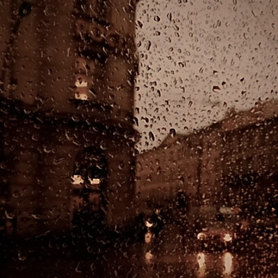 维多利亚港的雾气爬上我的睫毛，整个城市像泡在咸涩的泪水里。