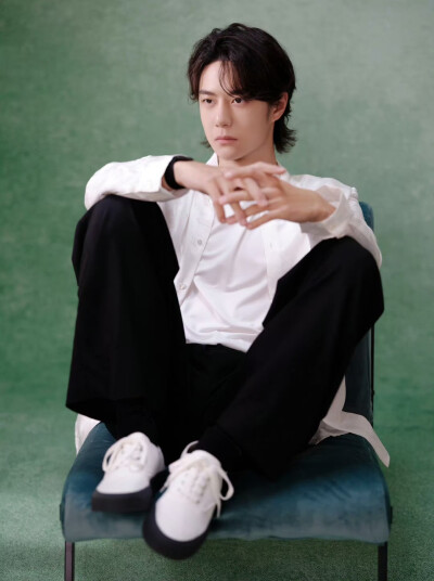 #王一博[超话]#
素衣翩翩，心游万仞，在盎然绿意中撷一片清爽。[微风]@UNIQ-王一博 ​​​