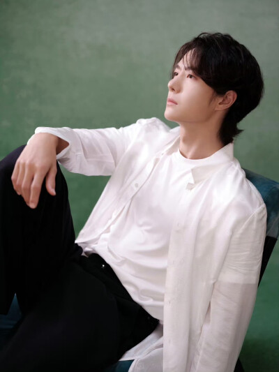 #王一博[超话]#
素衣翩翩，心游万仞，在盎然绿意中撷一片清爽。[微风]@UNIQ-王一博 ​​​