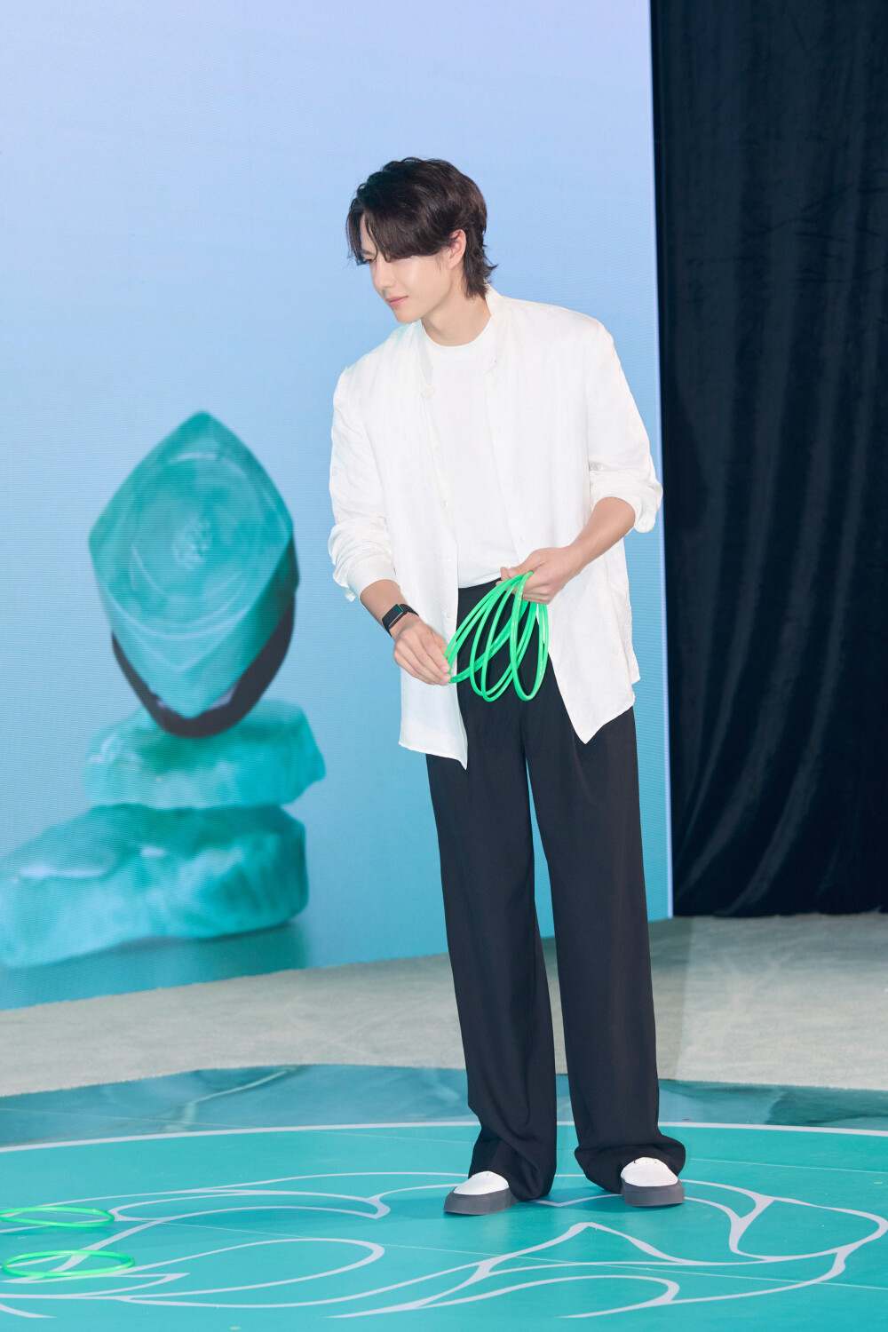 YIBO-OFFICIAL：
#百雀羚品牌代言人王一博#
玉礼东方，美向新生。
百雀羚品牌代言人@UNIQ-王一博 今日亮相百雀羚「玉礼东方」品牌新品见面会，感受传统温润的东方美学与现代科技的交融，一起见证肌肤好状态！
#百雀羚灵玉系列# #百雀羚东方礼# ​​​