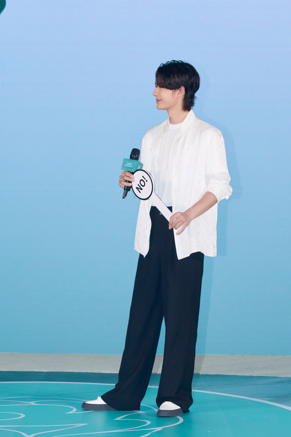 YIBO-OFFICIAL：
#百雀羚品牌代言人王一博#
玉礼东方，美向新生。
百雀羚品牌代言人@UNIQ-王一博 今日亮相百雀羚「玉礼东方」品牌新品见面会，感受传统温润的东方美学与现代科技的交融，一起见证肌肤好状态！
#百雀羚灵玉系列# #百雀羚东方礼# ​​​