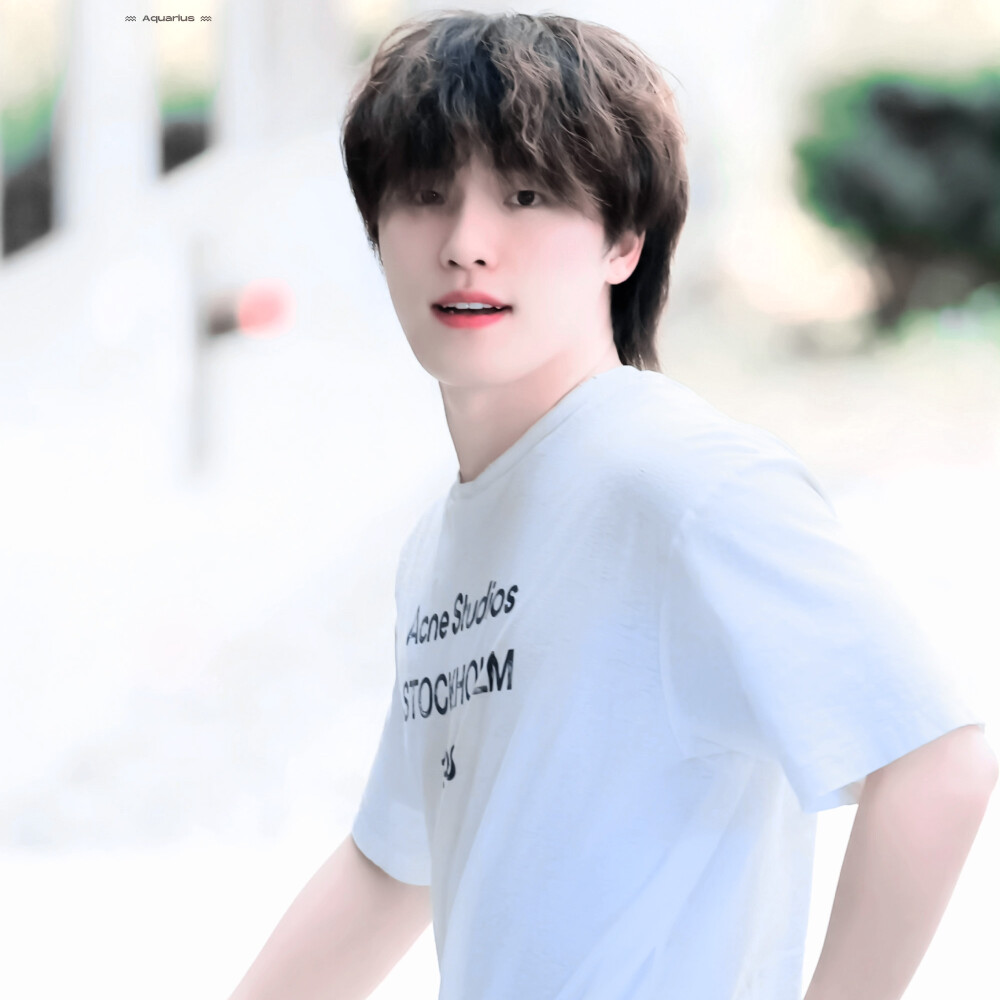 太阳拉开帷幕登场，晒的水波暖洋洋，天空烘烤着蓬松柔软的云朵蛋糕，涂上一层蔚蓝色彩