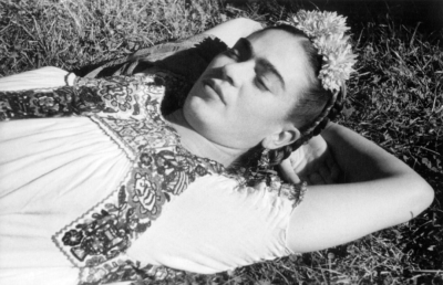 罗莎·科瓦鲁比亚斯（Rosa Covarrubias），《弗里达·卡罗，墨西哥霍奇米尔科》（Frida Kahlo, Xochimilco, Mexico，1941）。 图片：Throckmoroton Fine Art 提供。
