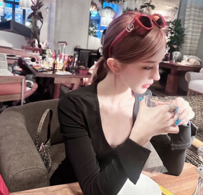 女