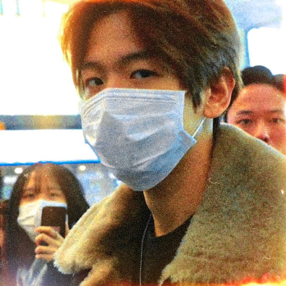 ： 你淡漠的瞳孔里藏着一场有时差的雨
