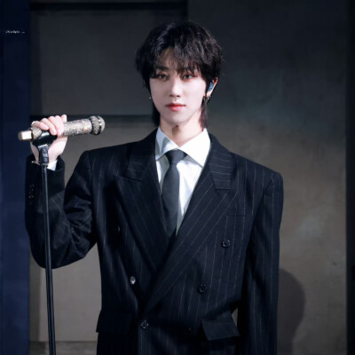 徐明浩可二改
cr.StarlightThe8