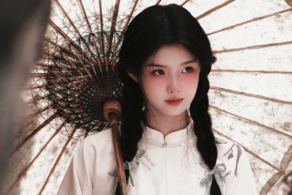 我曾望向远青山巅，于心窥见不复返的世界，蝉鸣森的呼唤一百零九次，但你总会明白我内心中越不过的休眠火山。（Je regardais au sommet des montagnes vertes,Voir le monde dans le cœur.）
©陈妄