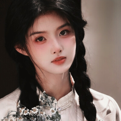 我曾望向远青山巅，于心窥见不复返的世界，蝉鸣森的呼唤一百零九次，但你总会明白我内心中越不过的休眠火山。（Je regardais au sommet des montagnes vertes,Voir le monde dans le cœur.）
©陈妄