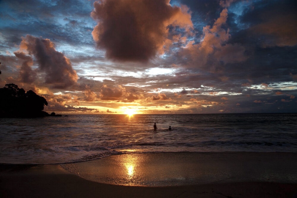 ： 你淡漠的瞳孔里藏着一场有时差的雨
