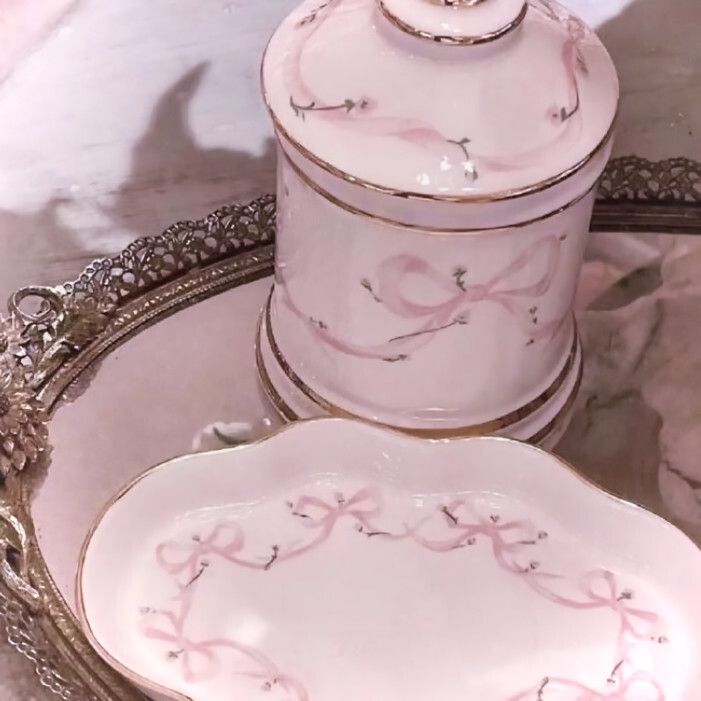 你翻开莉莉丝的童话书 替她写第一千零八次的梦