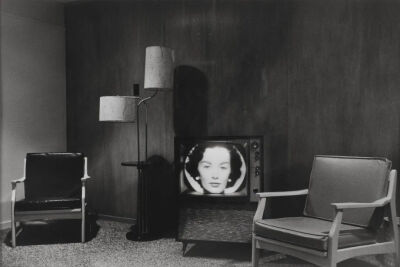 Lee Friedlander，Philadelphia，1961，明胶银盐打印，21.4 × 32 厘米 ©Lee Friedlander，由Fraenkel画廊（旧金山）及Luhring Augustine画廊（纽约）提供，摄影：Paul Seewer