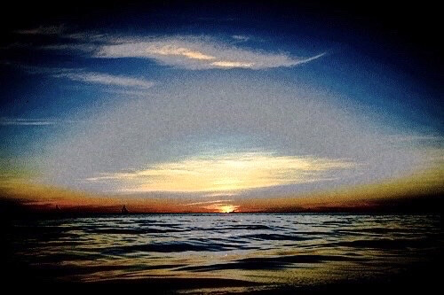 ： 你淡漠的瞳孔里藏着一场有时差的雨
