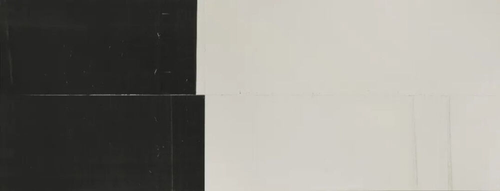 Wade Guyton，Untitled，2013年，爱普生UltraChrome K3喷墨打印，亚麻布，275 × 859 厘米，©Wade Guyton，由Francesca Pia画廊提供，摄影：Stefan Altenburger（苏黎世）